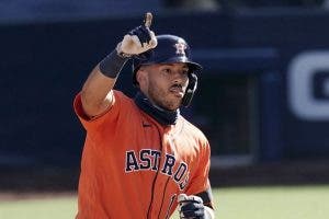 Carlos Correa responde a abucheos y burlas con jonrón ganador de Astros