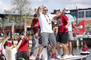 Bucaneros campeones del Super Bowl celebran con un desfile de botes