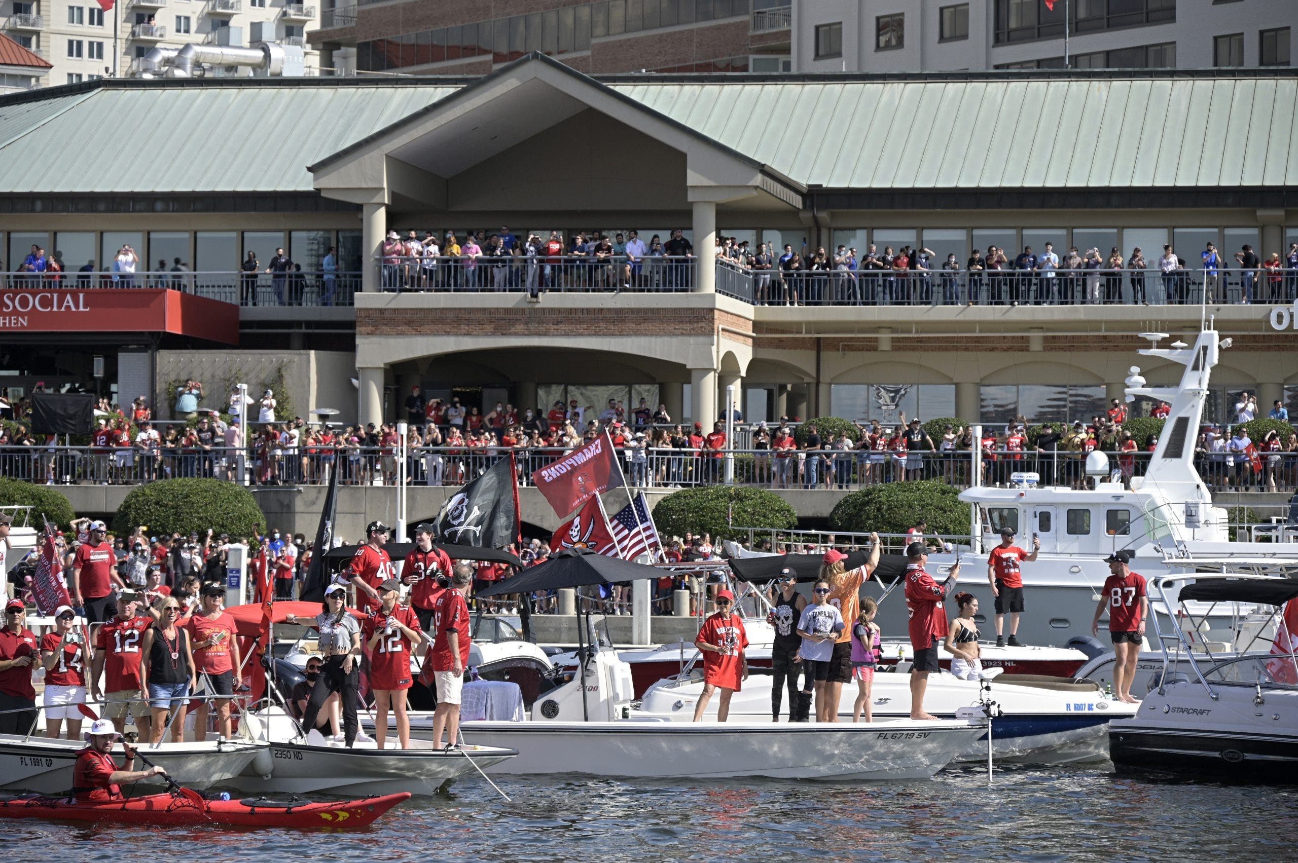 Buccaneers celebran su título con desfile en botes y sin mascarillas
