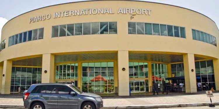 Cerca de 100 venezolanos varados en aeropuerto de Piarco de Trinidad y Tobago