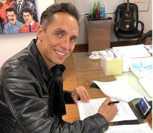 Actor dominicano Anthony Álvarez firma contrato con la disquera JN Records