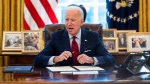 El primer mes de Biden:  un récord de decretos y escollos en el Congreso