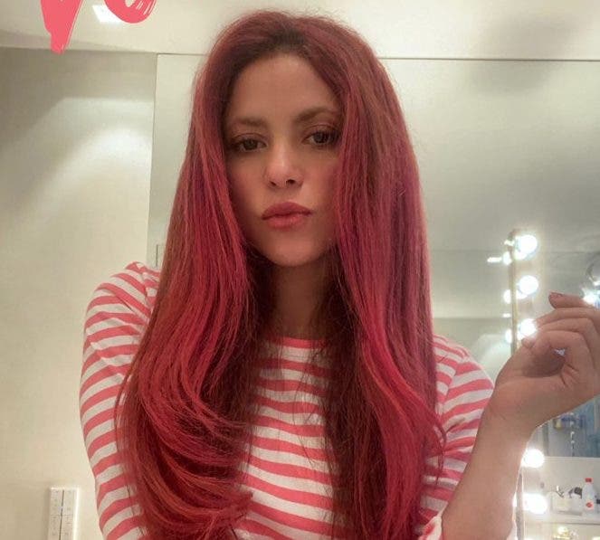 Shakira tiñe su melena de rojo y vuelve a recordar sus inicios