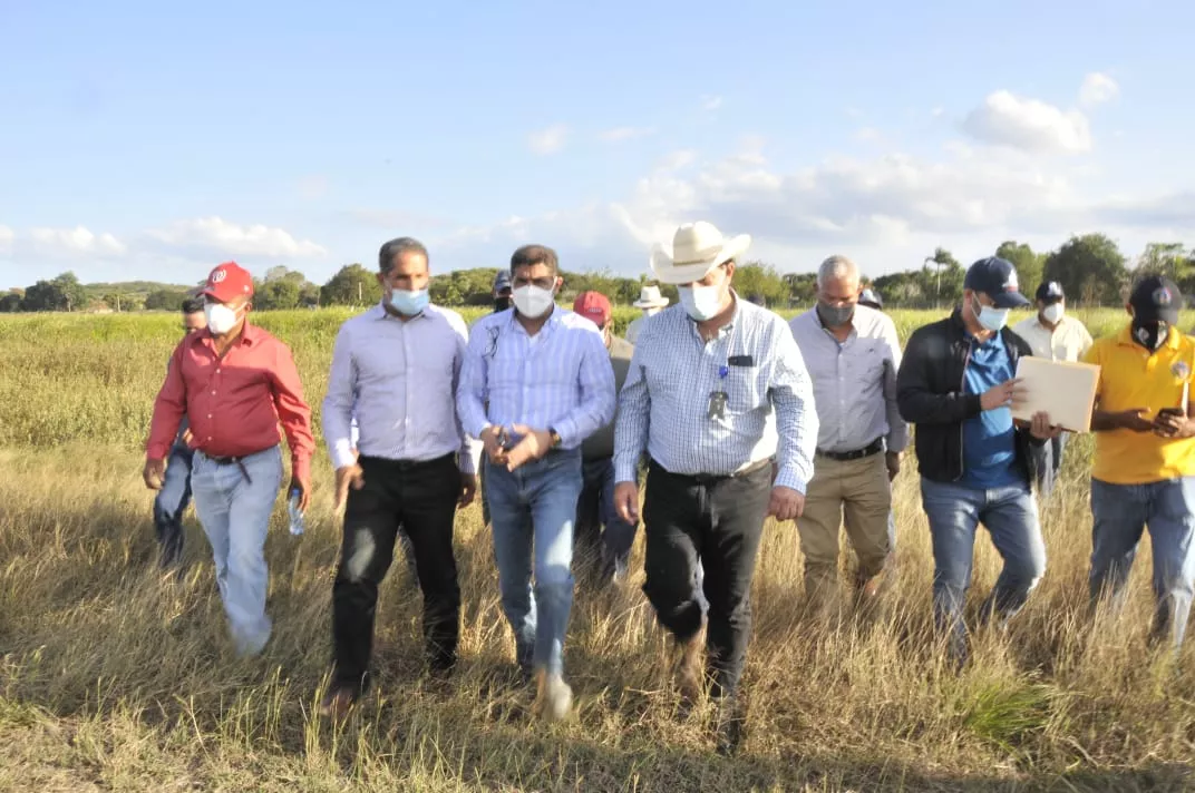 Ministro Agricultura recorre zonas ganaderas de la Línea Noroeste