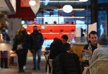 Restaurantes de Nueva York vuelven a recibir clientes en espacios interiores