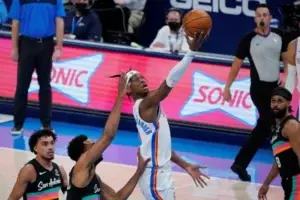 Gilgeous-Alexander, con 42 puntos, establece marca y ganan Thunder