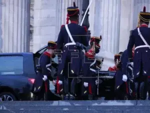 Instalan la capilla ardiente del expresidente argentino Menem en el Congreso