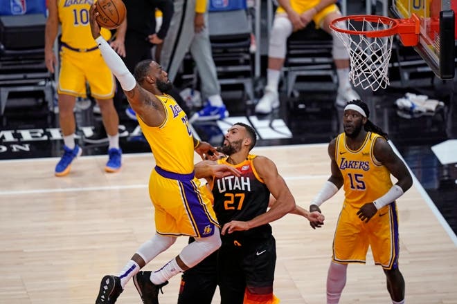  Los Jazz trituran a unos Lakers en caída libre