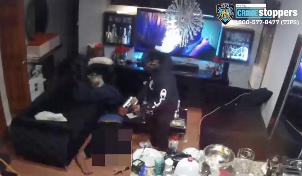 Policía NY persigue delincuentes armados asaltaron vivienda en Queens