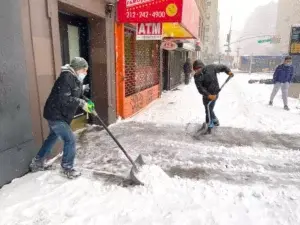 Recuerdan a dominicanos sobre multas en NYC por acumulación de nieve frente a edificios