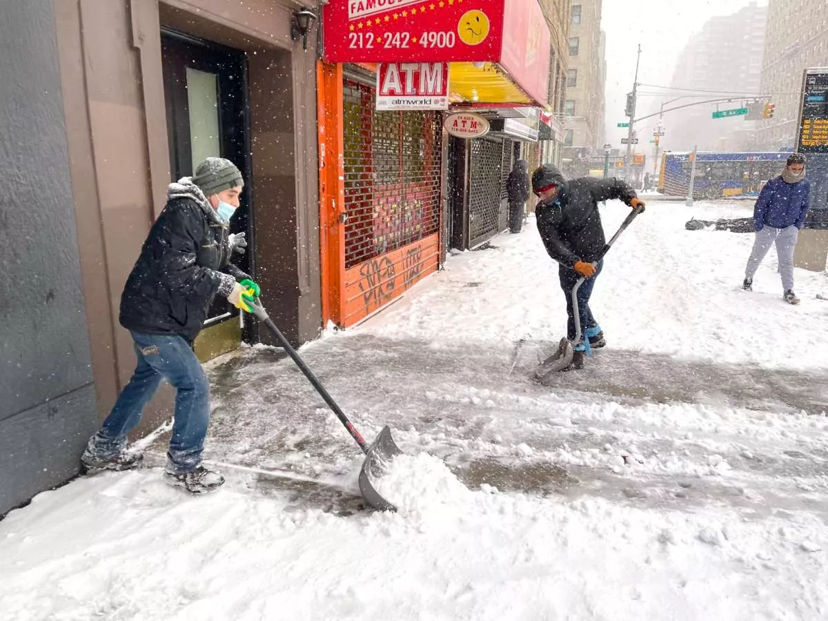 Recuerdan a dominicanos sobre multas en NYC por acumulación de nieve frente a edificios