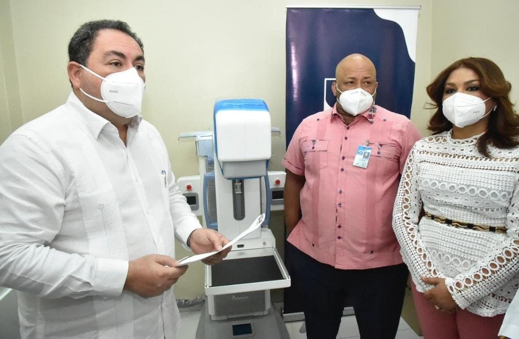 Hospital Moscoso Puello recibe mamógrafo del SNS