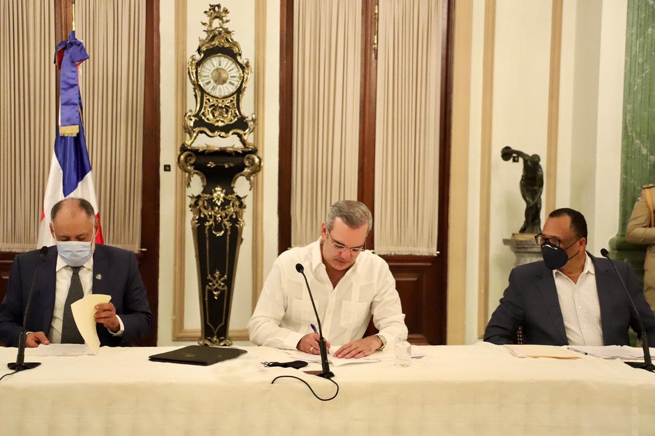 Presidente Abinader se inscribe en la Cooperativa de Empleados del Palacio Nacional