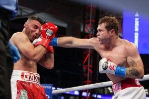 El “Canelo” Álvarez vence a Yildirim en tres asaltos y retiene sus títulos