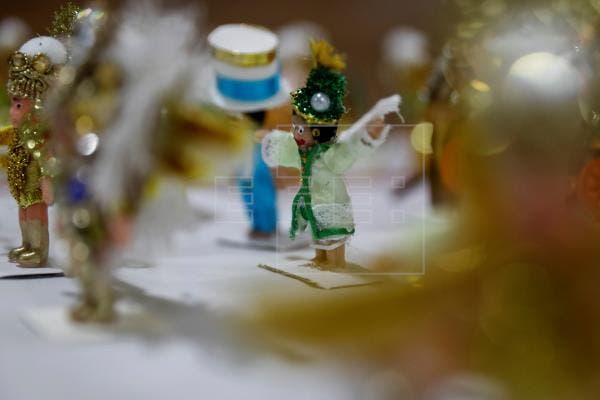 Un Carnaval en miniatura mantiene viva la fiesta de Brasil en la pandemia