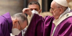 El papa celebró el Miércoles de ceniza con misa con pocos fieles y nuevo rito