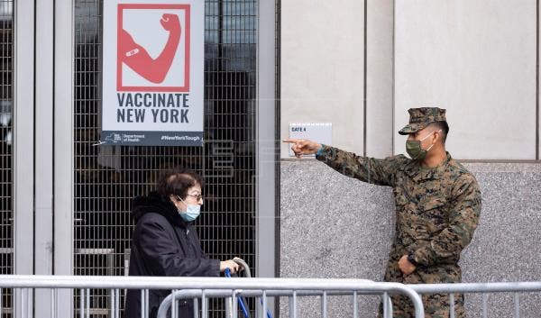 El estadio de los Yankees se vuelve un centro de vacunación masiva en Nueva York