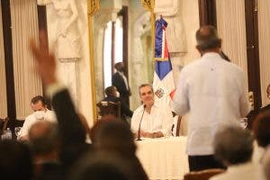 Luis Abinader se reúne con juntas de vecinos de Santo Domingo Este