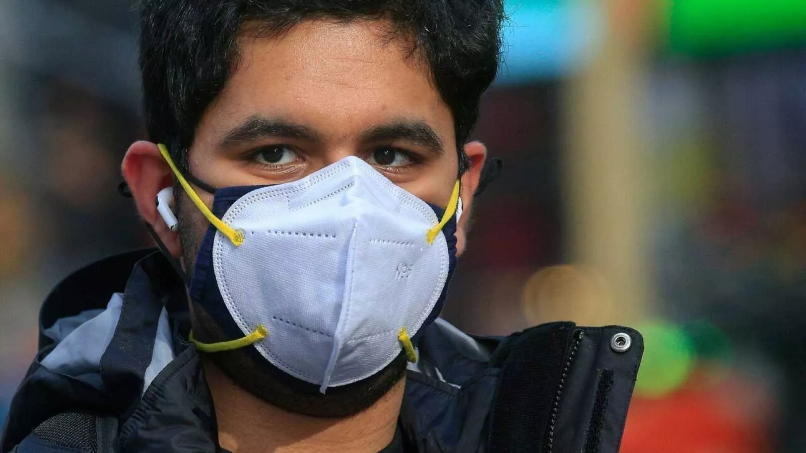 Usar 2 mascarillas protege mejor contra el COVID-19, según estudio