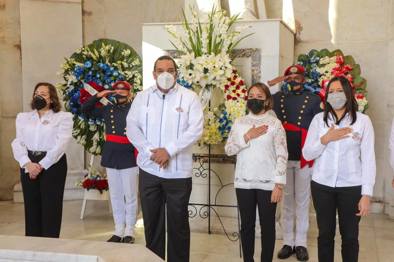 Comisión Nacional de Energía deposita  ofrenda floral por Mes de la Patria