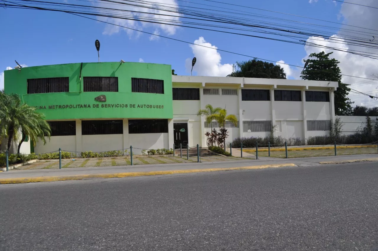 Hombre muere al chocar minibús con un autobús de la OMSA estacionado