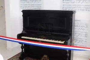 Piano donde se tocaron las primeras notas del Himno Nacional es entregado restaurado a Museo de Historia