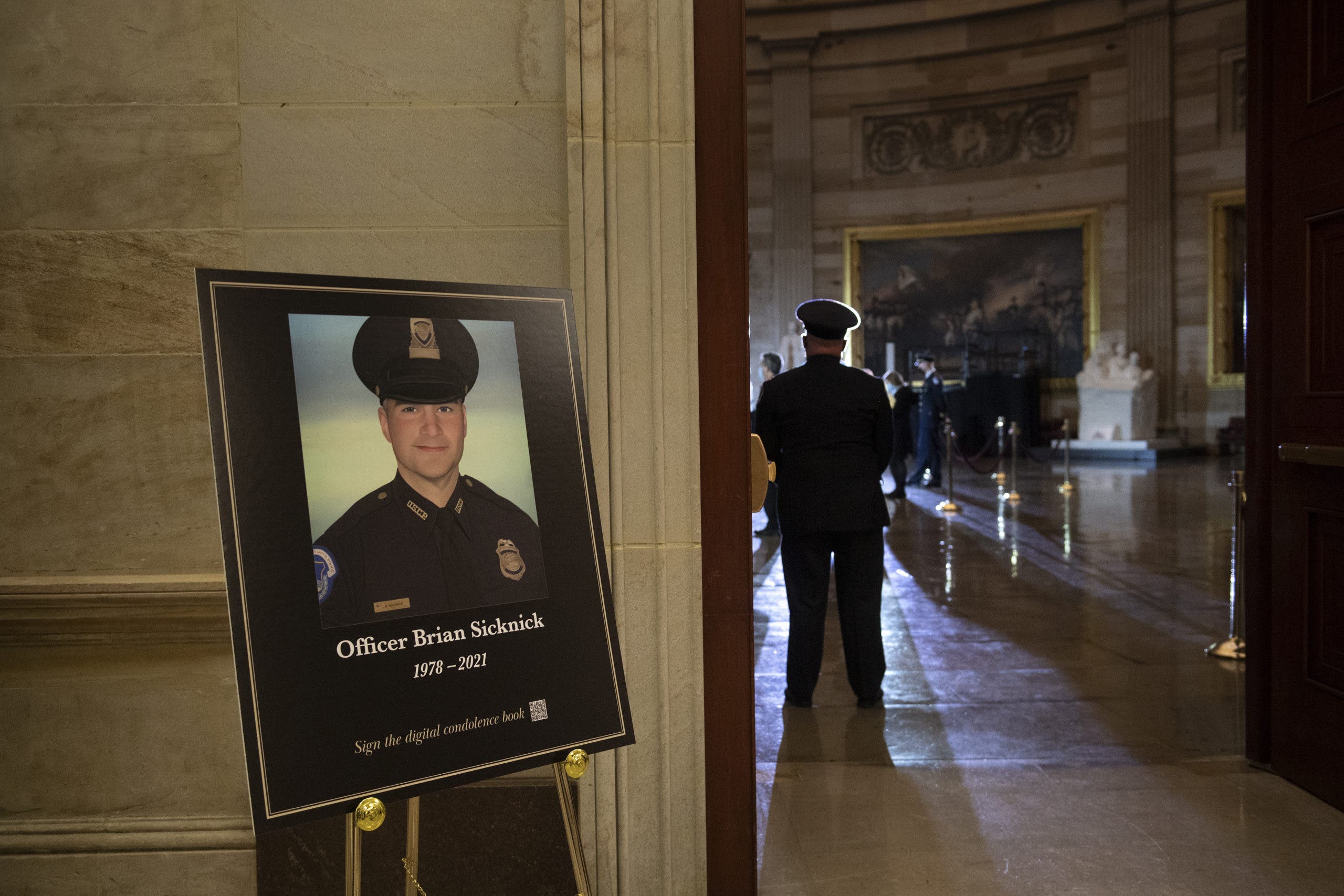 Identifican a sospechoso en muerte de policía del Capitolio