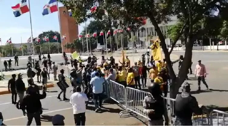 Enfrentamiento entre policías y manifestantes que exigen 30% AFP frente al Congreso