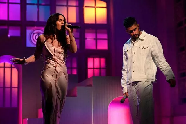 Bad Bunny y Rosalía revolucionan ‘SNL’ cantando en español