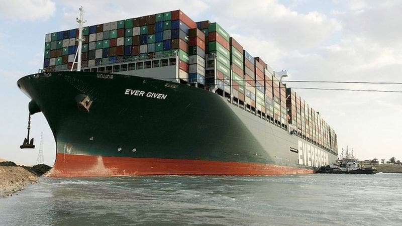Canal de Suez: la estrategia alternativa para desencallar el barco si los remolcadores fracasan