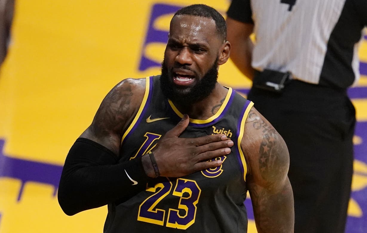 Lakers anuncian baja de James para el partido de esta noche ante Nuggets