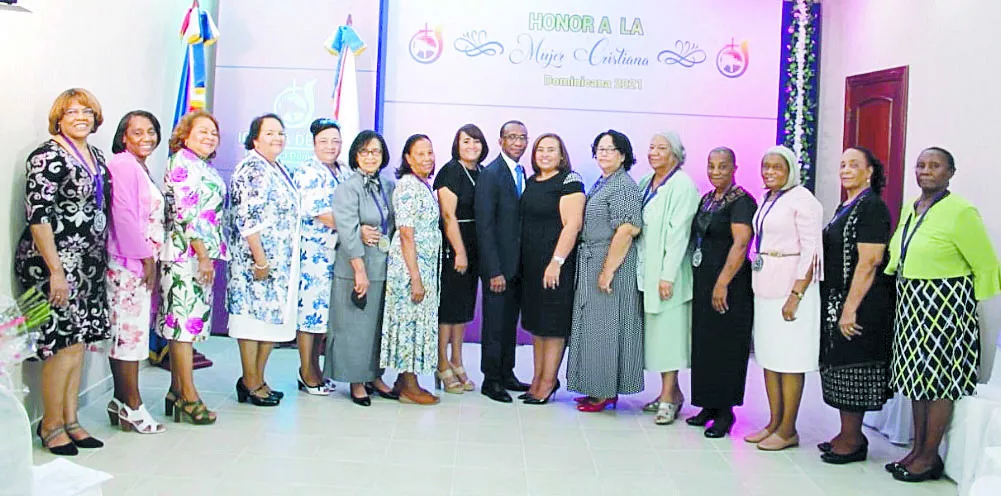 Mauro Antonio Vargas, obispo administrativo, mientras comparte en el reconocimiento  el trabajo de las mujeres de la denominación.