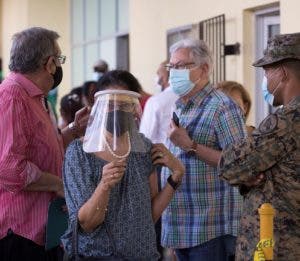 Proceso de vacunación continúa con gran asistencia adultos y profesores