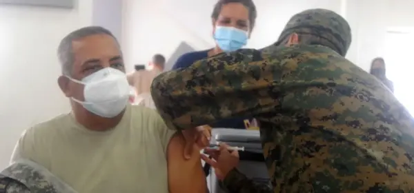 Las Fuerzas Armadas y la Policía Nacional iniciaron ayer la vacunación de sus agentes contra el Covid-19 por estar entre quienes trabajan en las medidas de contención del virus.  Henry Santiago
