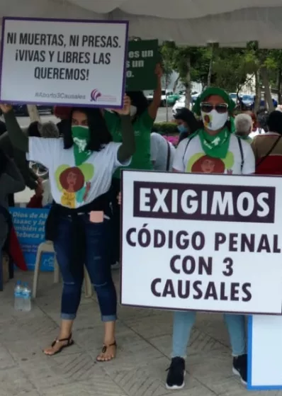 Mujeres mantienen protestas por causales