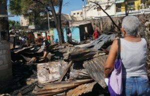 Fuego deja en la calle 30 familias en SDE