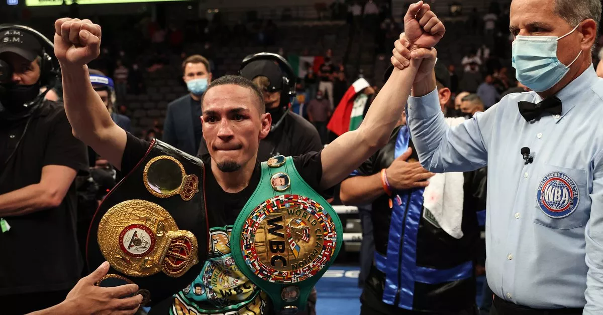 El 'Gallo' Estrada vence al 'Chocolatito' y gana dos títulos mundiales