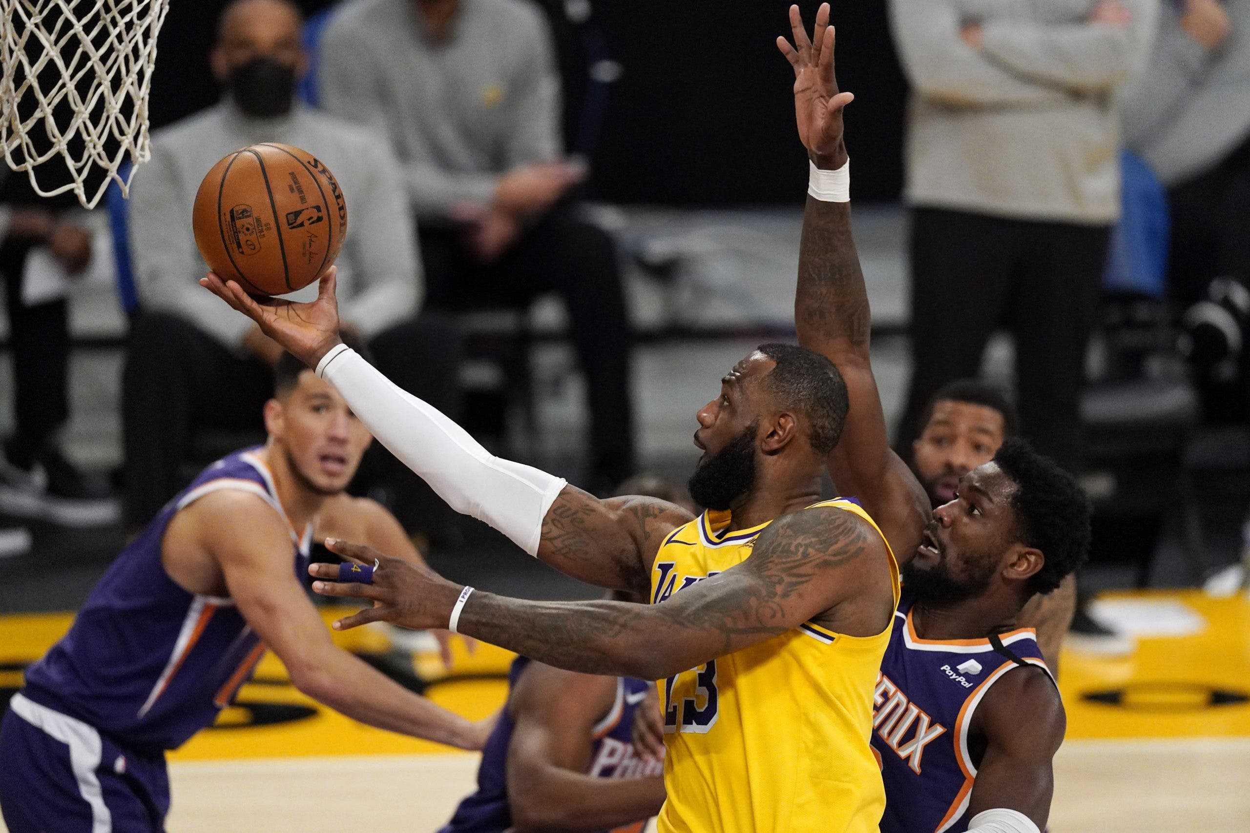 Los Lakers sin Marc Gasol plantan cara pero caen ante los Suns