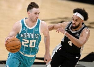 Hayward y Rozier pueden con Spurs a pesar de ausencia de LaMelo Ball