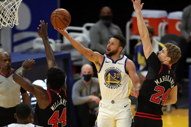 Curry vuelve en forma y Warriors ganan con facilidad a Bulls