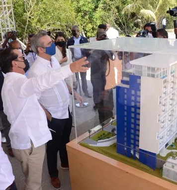 Mariano Sanz Lovaton y Luis Abinader.