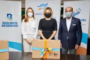 Seguros Reservas y Voluntariado Banreservas realizan donación de equipos