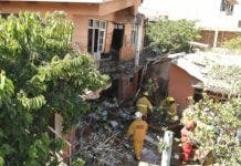 Un muerto y un herido al caer en una casa una avioneta militar de Bolivia