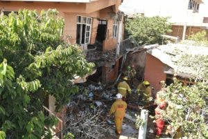 Un muerto y un herido al caer en una casa una avioneta militar de Bolivia