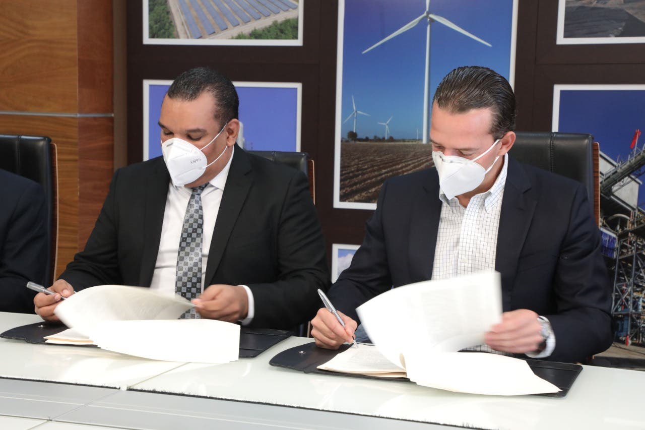 CNE y EGEHAINA firman concesión definitiva para construcción parque Solar Girasol