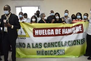 Waldo y 20 médicos ocupan edificio Salud Pública; se declaran en huelga de hambre