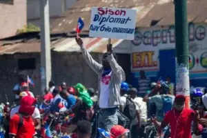 Diez heridos al accidentarse carroza en manifestación contra presidente Moise