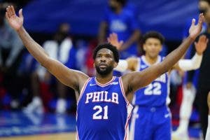 Joel Embiid, primer pívot desde el año 2000 en ser el máximo anotador de la NBA