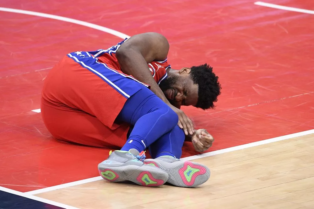 Joel Embiid podría perderse hasta 2 semanas por lesión de rodilla