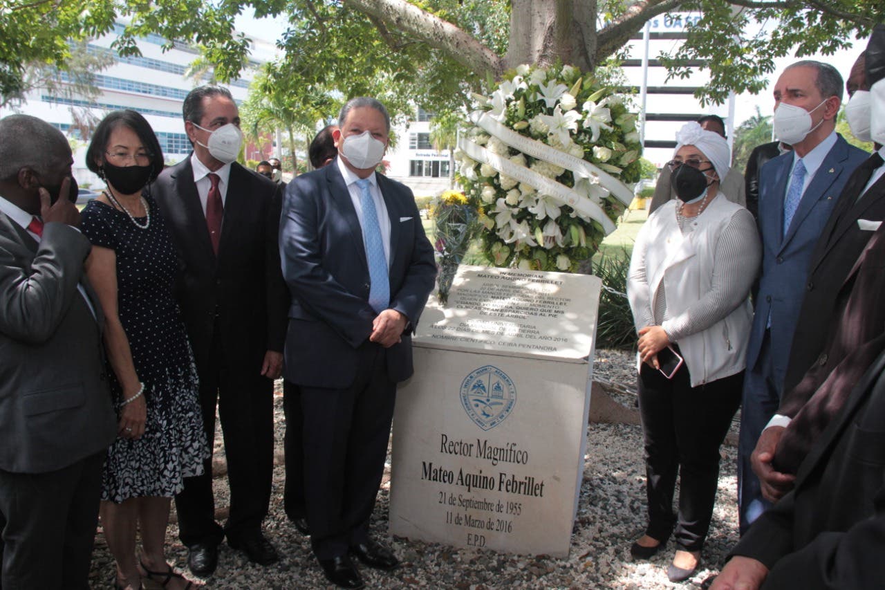 UASD recuerda al ex rector Mateo Aquino Febrillet con una ofrenda floral
